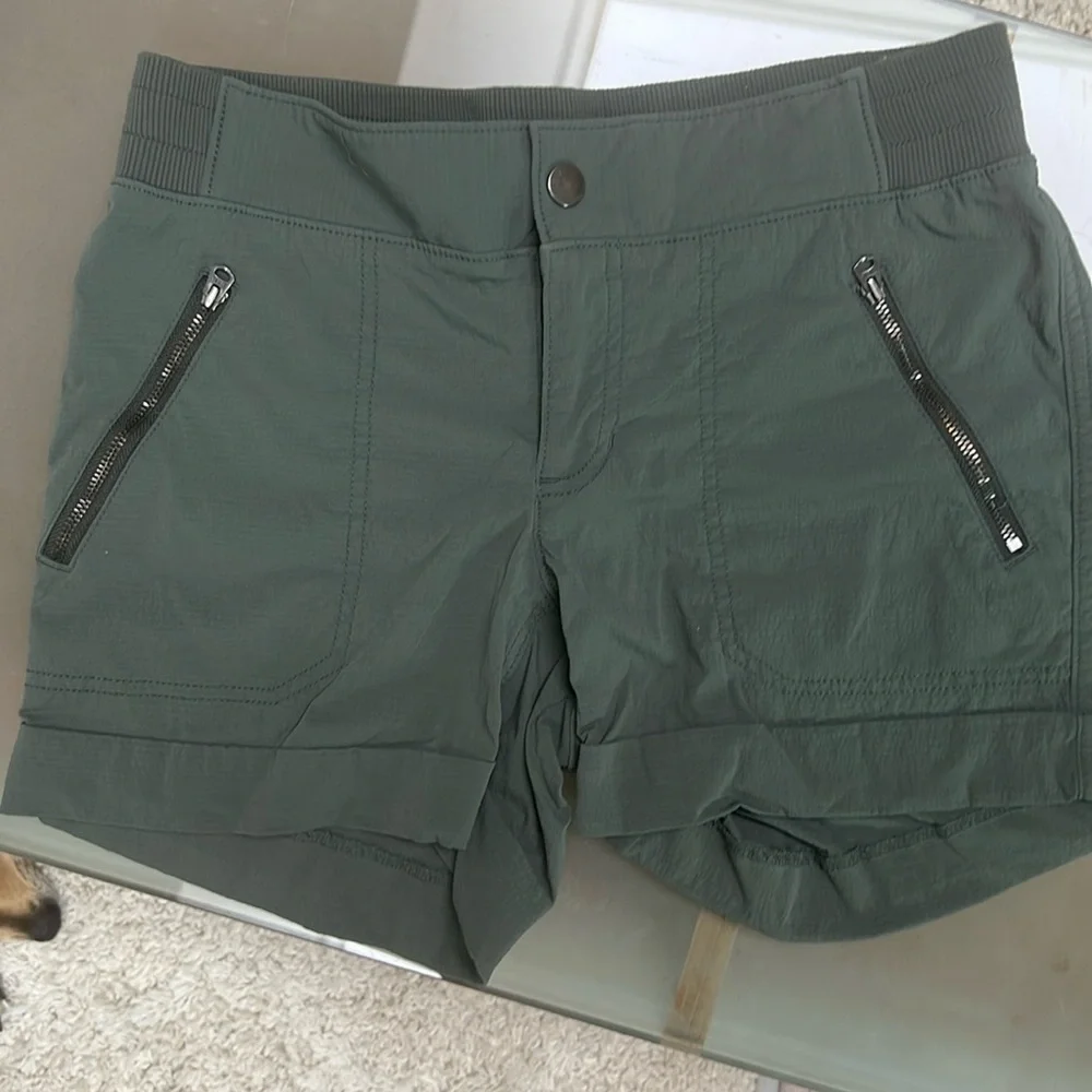 Athleta size 6, olive green shorts with stretch - Picture 1 of 2